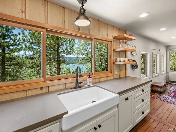 391 Pine Hill Dr, Fawnskin, CA 92333