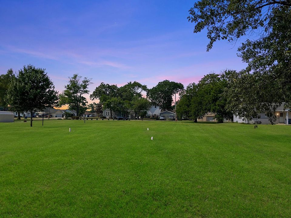 2nd image of 212 8th St SE