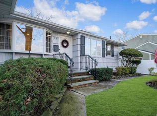 28 Crescent Pl, Smithtown, NY 11787