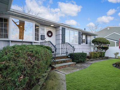 28 Crescent Place, Smithtown, NY, 11787