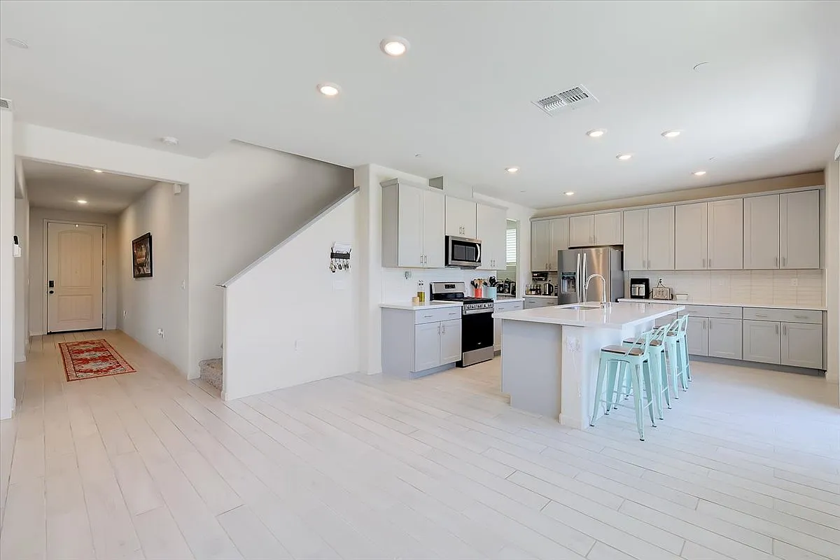 5 bed, 2948 sqft, $3,500 — Photo 3