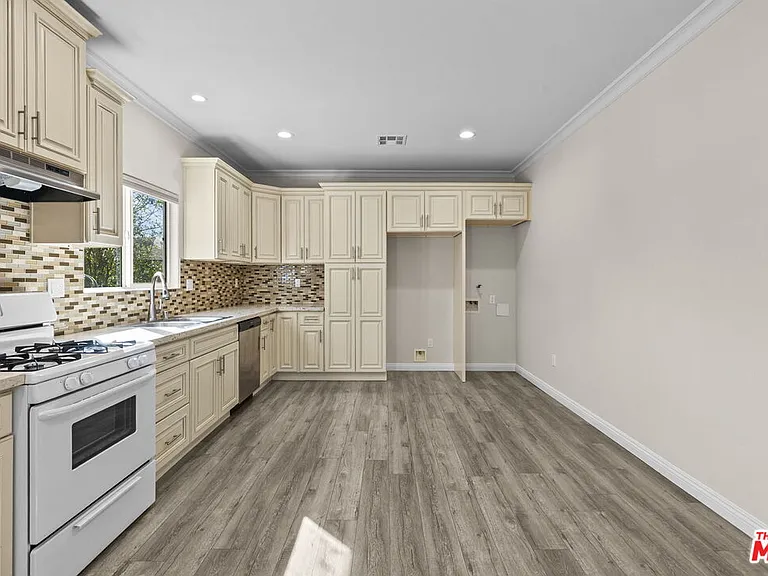 6715 Cedros Ave — Photo 2