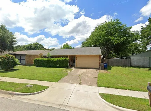 512 Hawthorne Dr Photo 1
