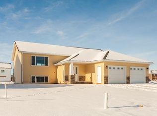 4252 Crystal Dr, Grand Forks, ND 58201