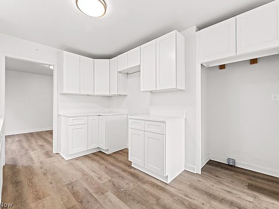 3rd image of 1073 Parkside Dr
