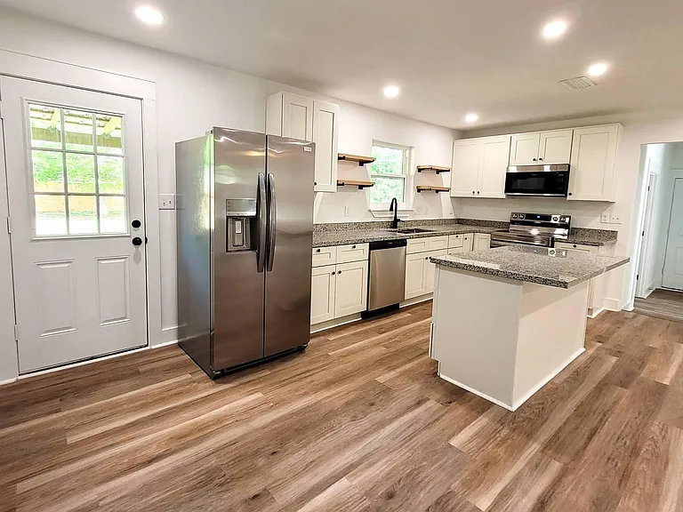 904 Colbert Ave — Photo 2