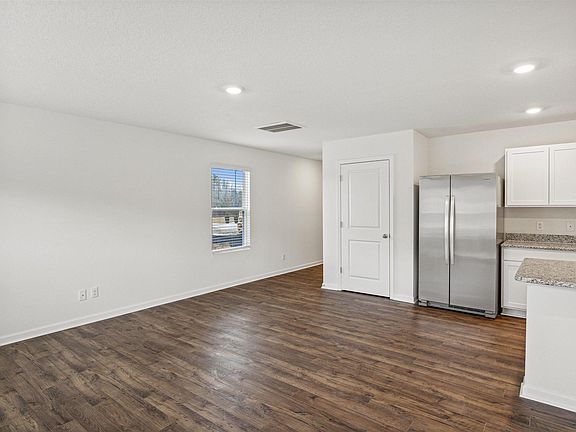 4th image of 121 Dorsett Ln