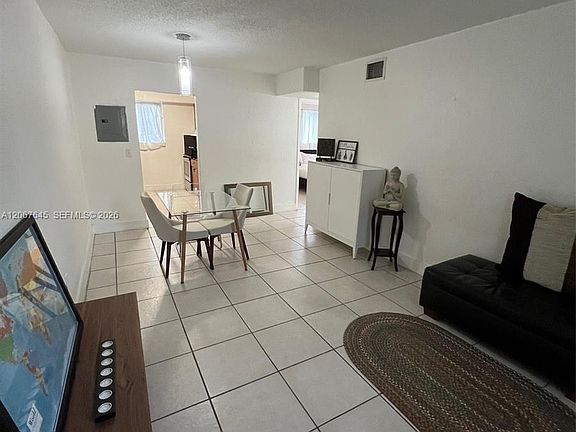 4th image of 458 SW 10th St APT 4
