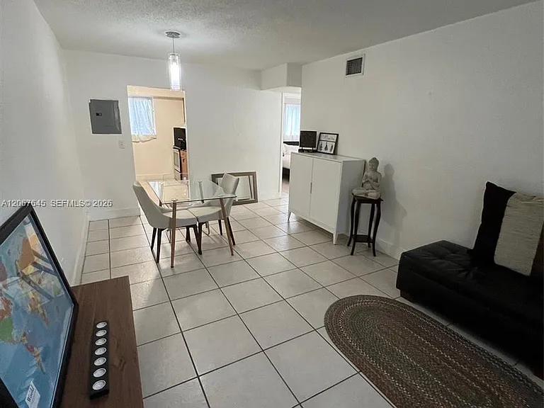 458 SW 10th St #4 — Photo 4