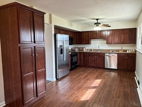 3rd image of 674 Leslie Ct
