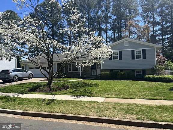 2nd image of 1013 Fairway Dr NE