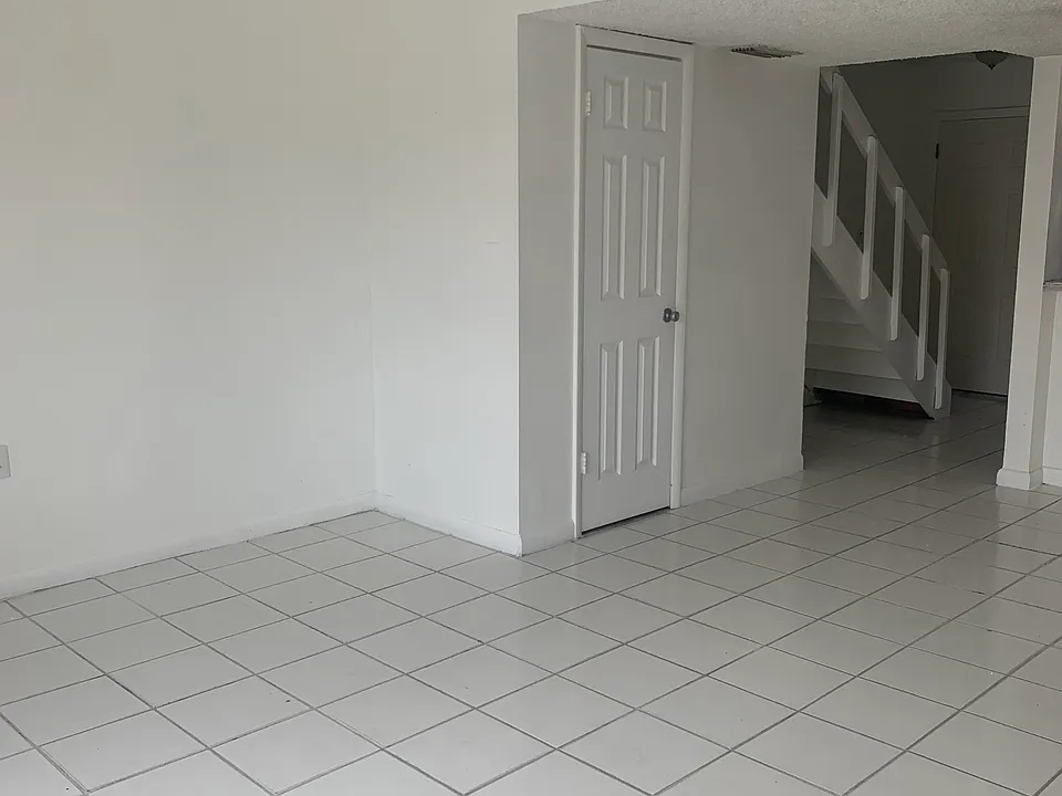 2261 W 53rd St #9