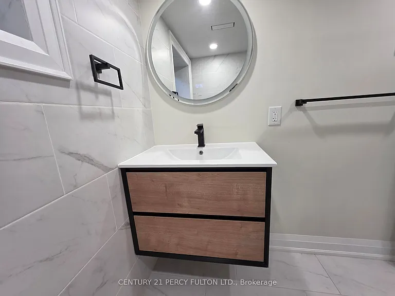 15 Ottawa St S — Photo 5