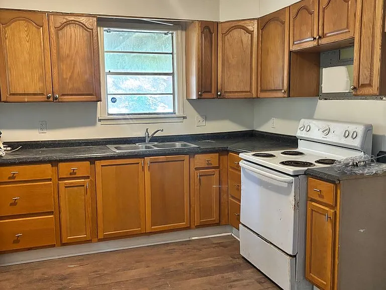 410 Oneida Ave — Photo 2