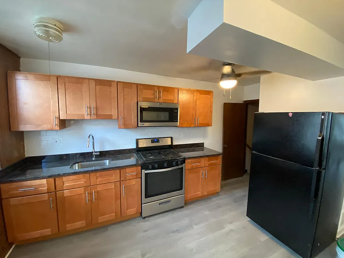 3 bed, 1078 sqft, $1,550 — Photo 2