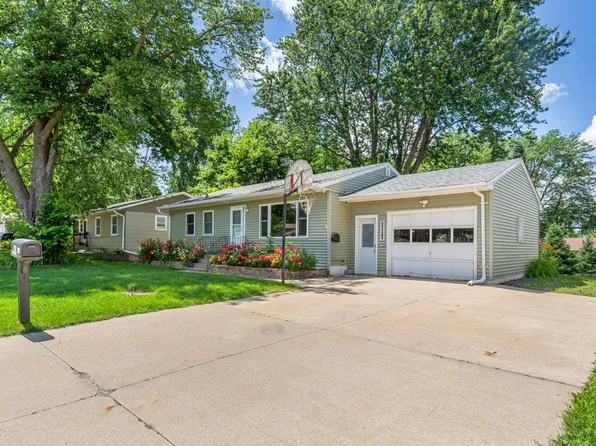 1032 Valley View Rd, Faribault, MN 55021