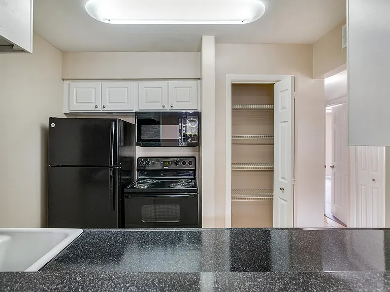 Chateau Apartments — Photo 41