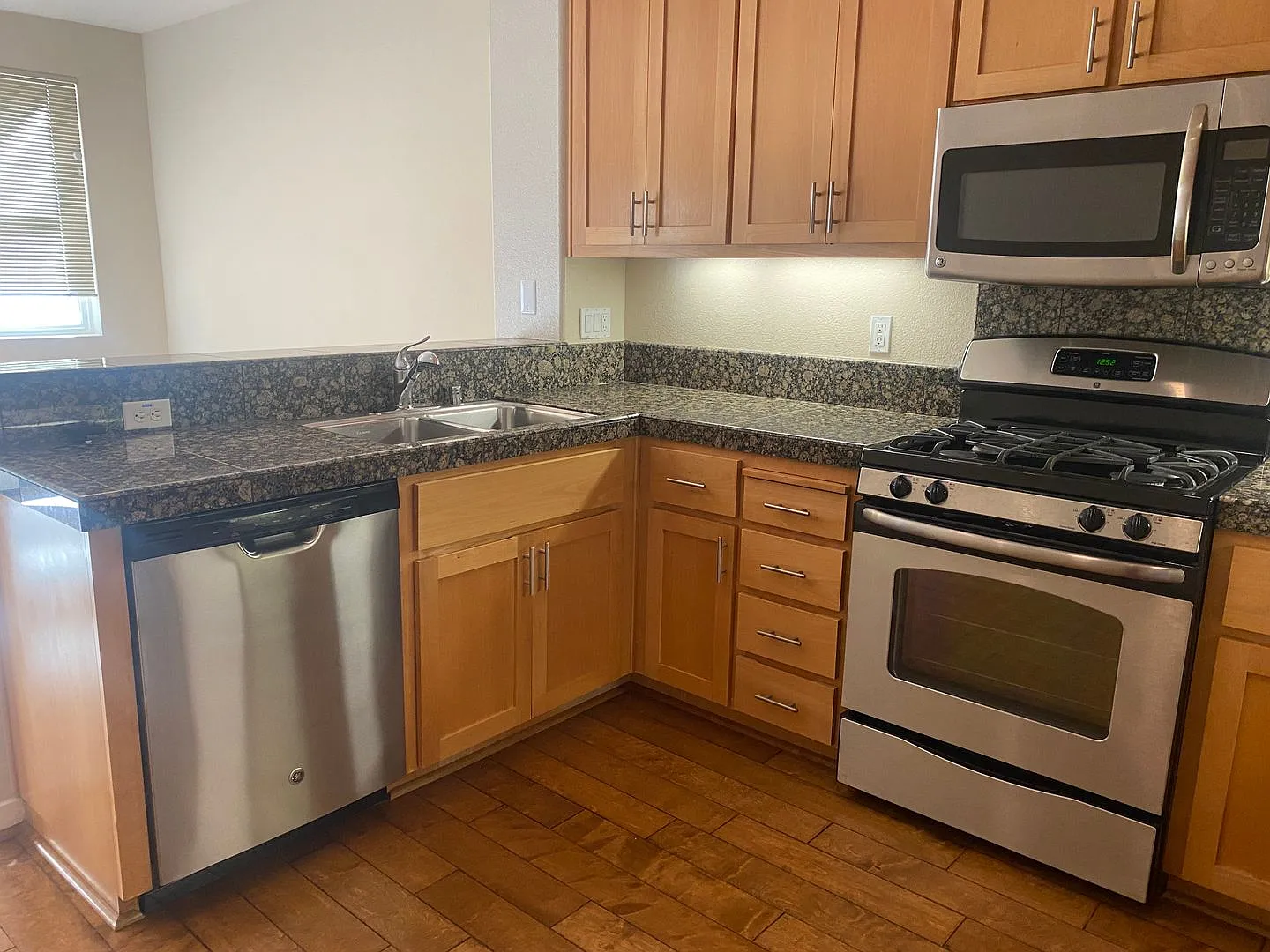 3 BD/3.5 BA Townhouse in downtown Livermore Station, No Pets — Photo 4