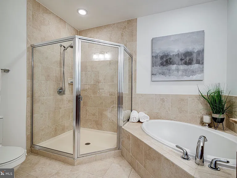 444 W Broad St #523 — Photo 15