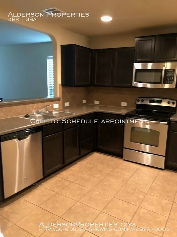 4 bed, 2.5 bath, 2400 sqft, $1,895 — Photo 2