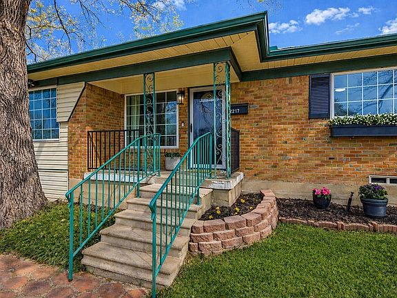 Back of home is accessible with minimal steps.