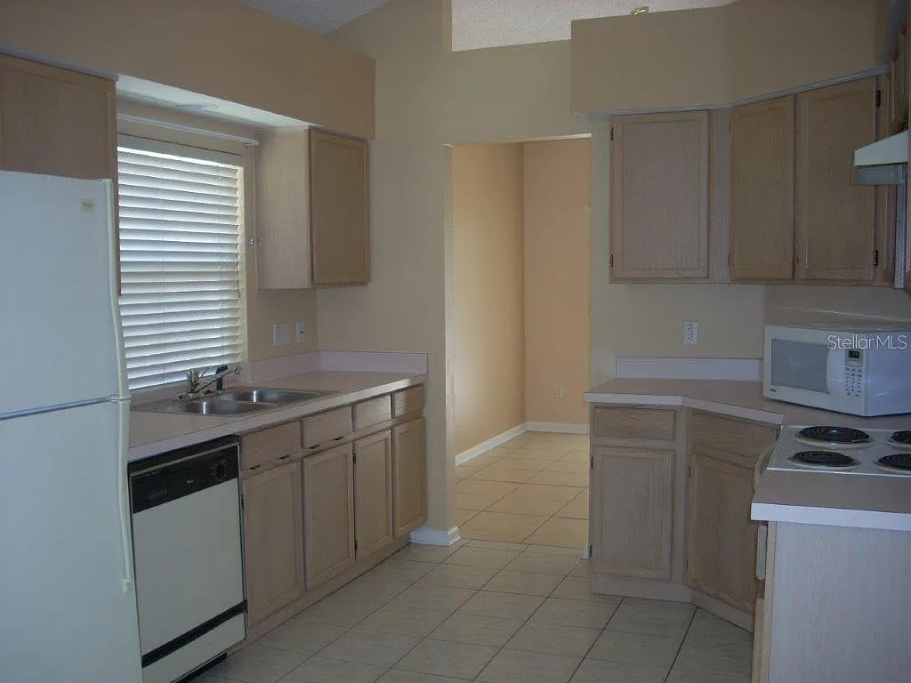 3 bed, 2.5 bath, 1841 sqft, $2,825 — Photo 2