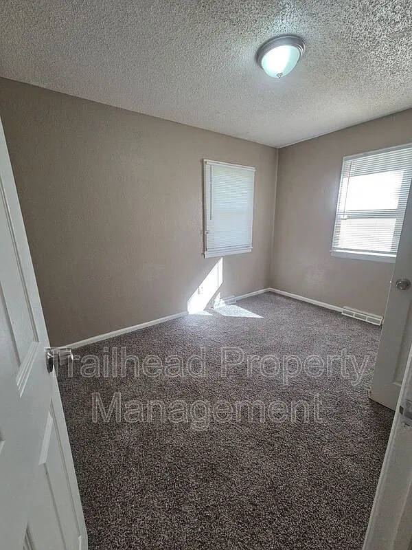 3 bed, 1.0 bath, 950 sqft, $1,350 — Photo 2