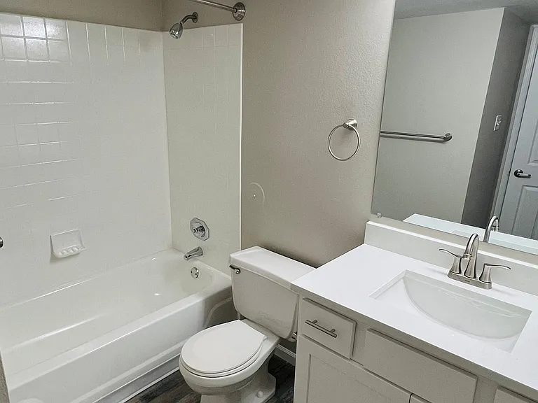 Country Club Place Apartments — Photo 15