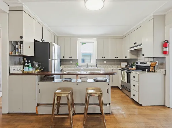 184 Ocean Ave W APT 1, Salem, MA 01970