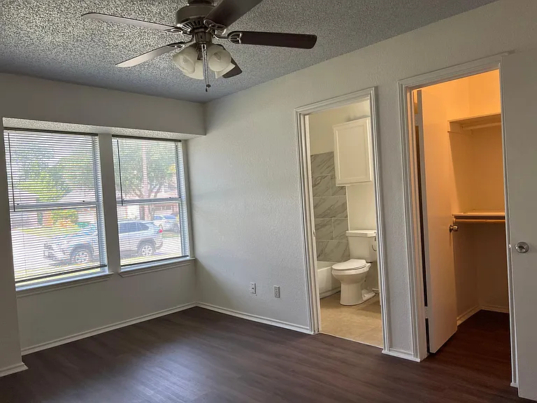 1226 Orchard Park Cir — Photo 5