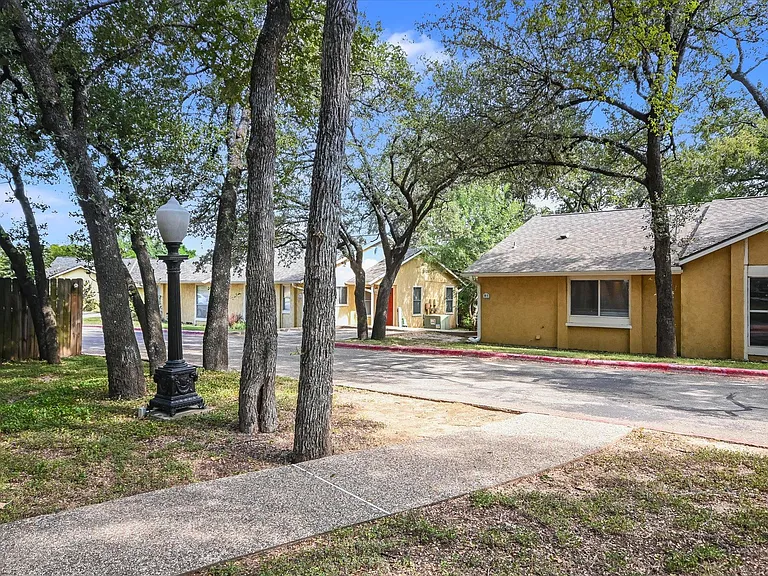 4902 Duval Rd #H1 — Photo 2