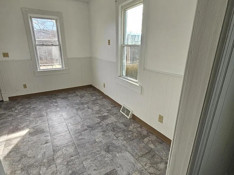 1044 John Ave — Photo 12