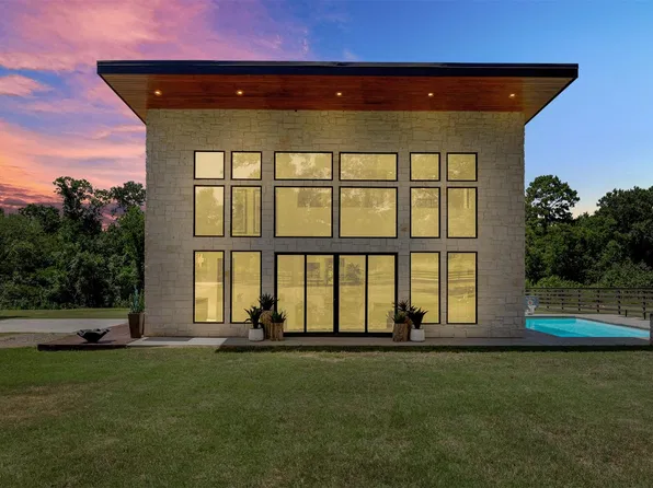 10429 Longstreet Rd, Willis, TX 77318