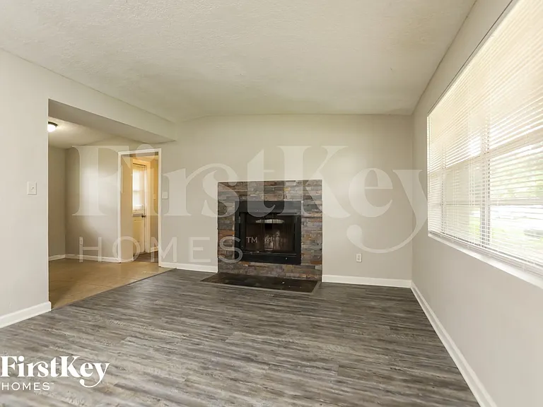 429 Notre Dame Dr — Photo 3