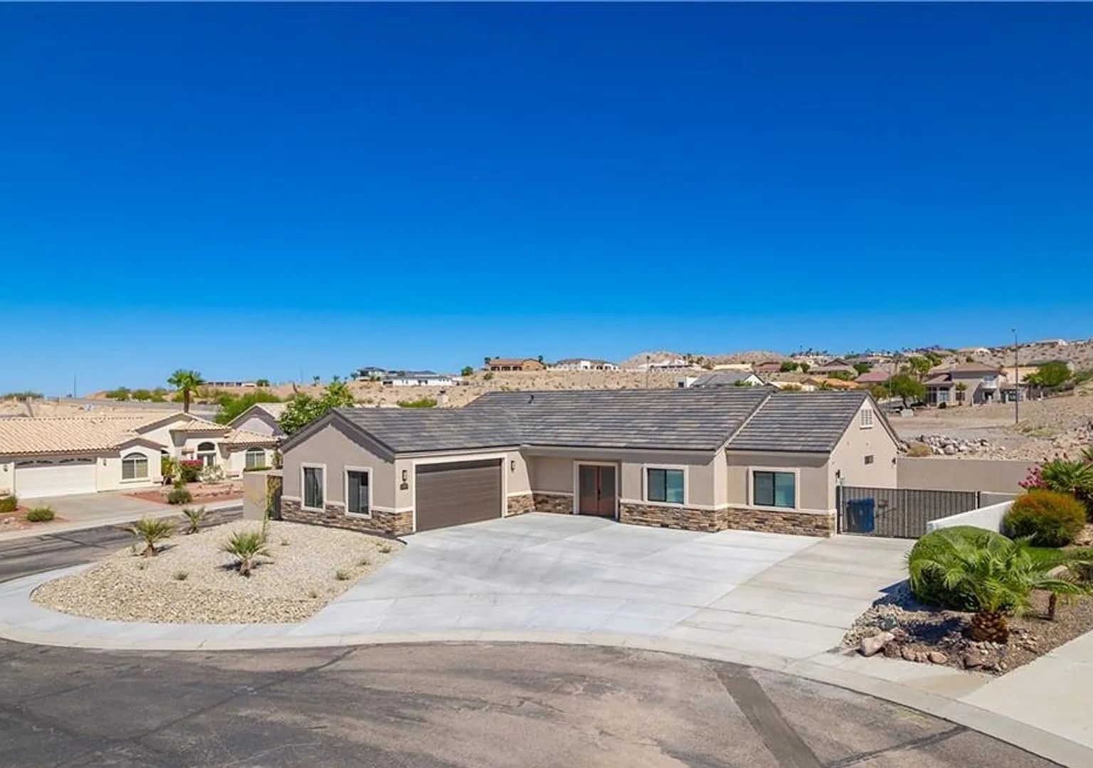 Beautiful 4 Bedroom newer Home with Lots of Added Space. — Photo 1