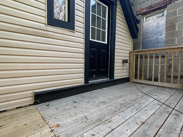 759 Barton St E — Photo 3