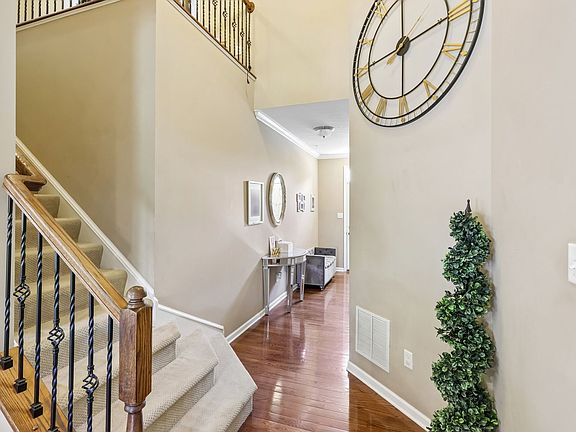 4th image of 310 Rosecliff Rd