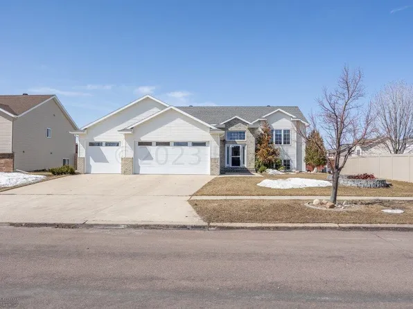 4221 Woodhaven St S, Fargo, ND 58104