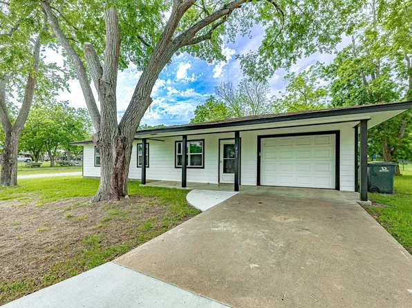 421 W Runk St, Shiner, TX 77984