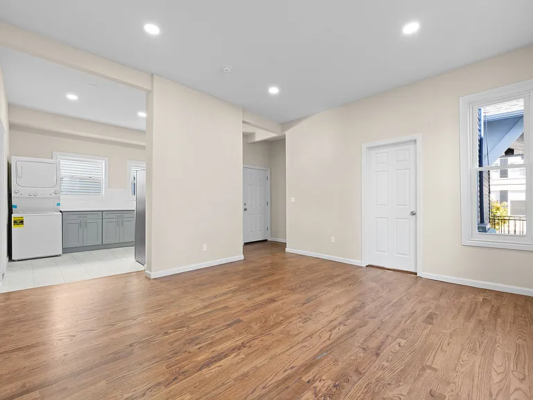 460 S 6th Ave #1 — Photo 1