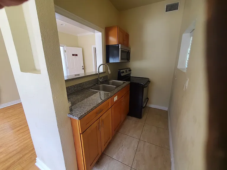 Historical 1 Bedroom Spacious Units! — Photo 3