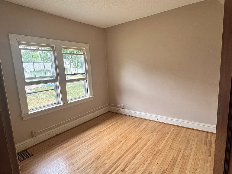 721 McKinley Pl S — Photo 3