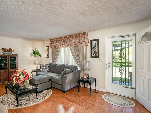 2nd image of 211 Heyford Dr