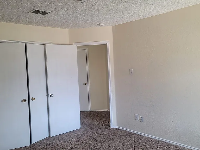 933 Medina Dr — Photo 11