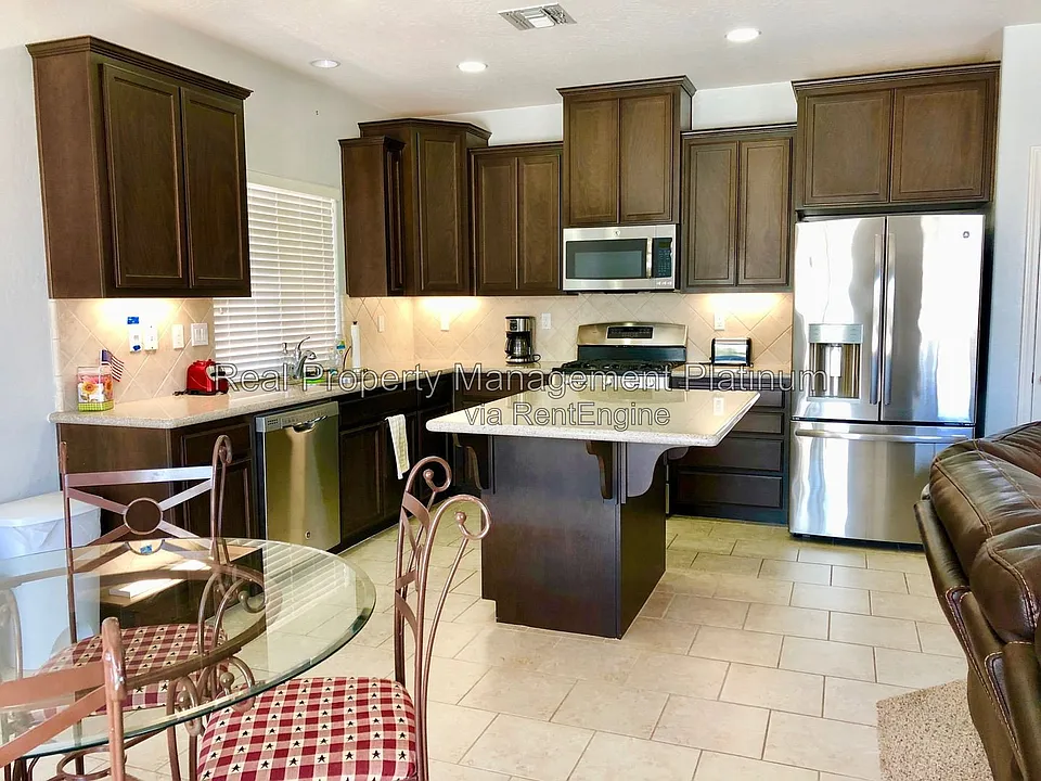 3031 N Schneider Ave
