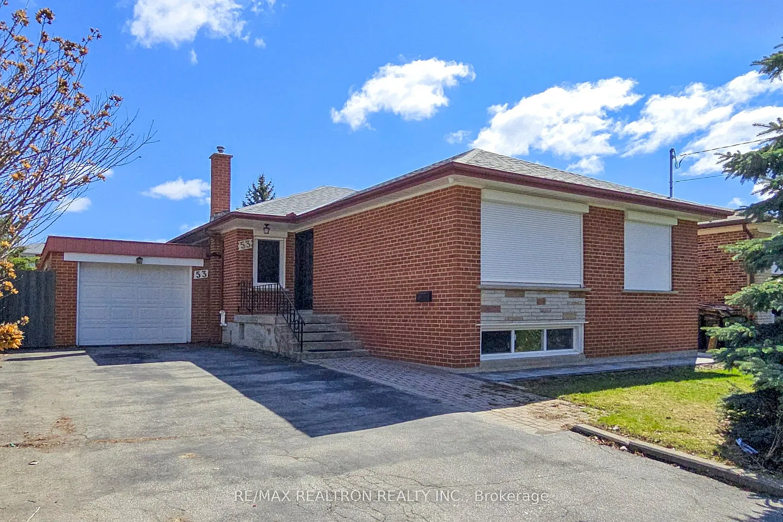 53 Fairglen Ave photo 1