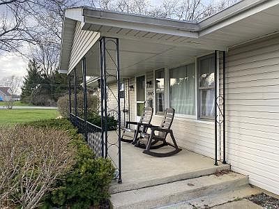 2nd image of 1385 E Choctaw Dr