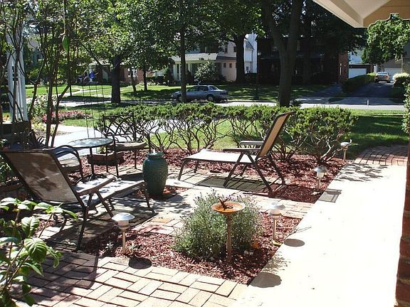 Private Front Garden with Perpetual Fountain