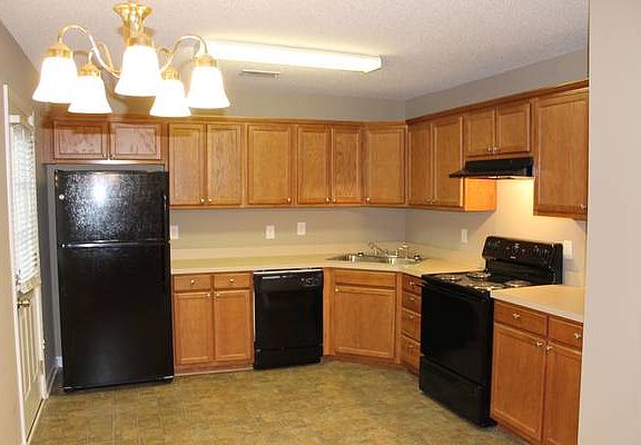3rd image of 121 Summer Vale Dr