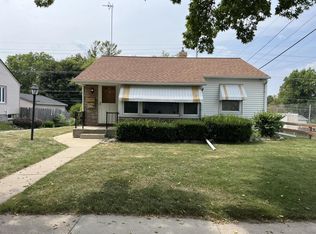 W63N407 Hillcrest Ave, Cedarburg, WI 53012